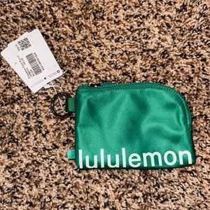 Green lululemon clipable card pouch